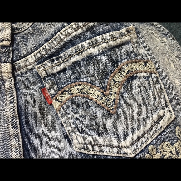 Levi’s Embroidered Cutoffs - Picture 4 of 8